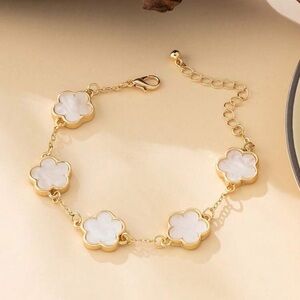 NWOT Dainty Gold Chain Link Flower Bracelet With White Clovers Quiet Luxury Look